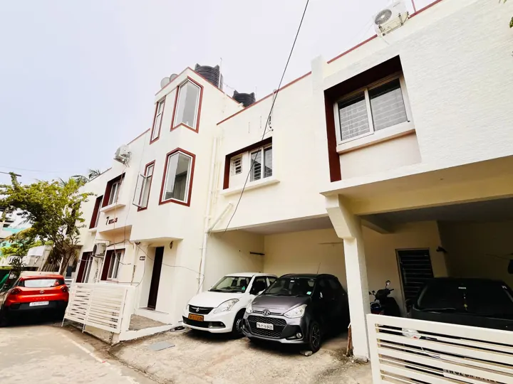 Building at 7 Hills Service Apartments